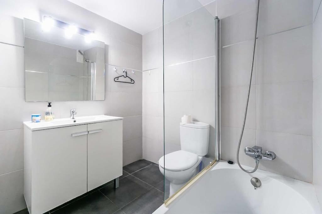 83-beachfront Apartment, *